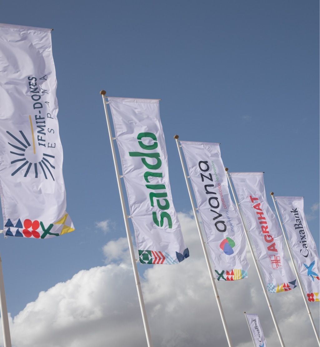 Banderas con nombres y logotipos de empresas