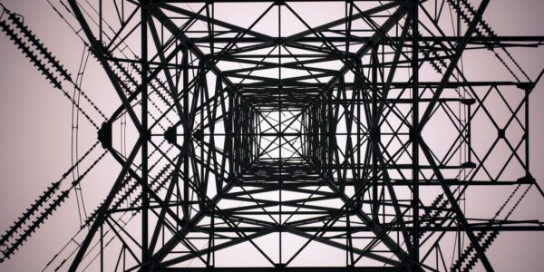 Imagen desde abajo hacia arriba de una torre eléctrica